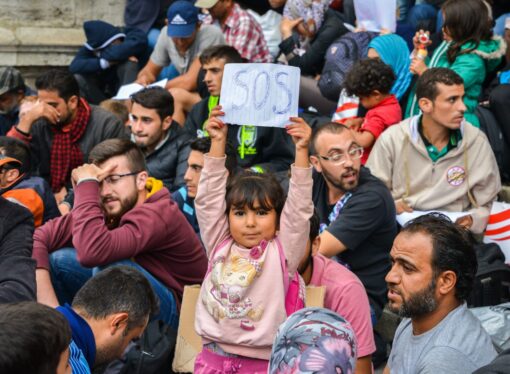 Amnesty International dă vina pe UE pentru abuzurile cu care se confruntă miile de migranţi în Libia