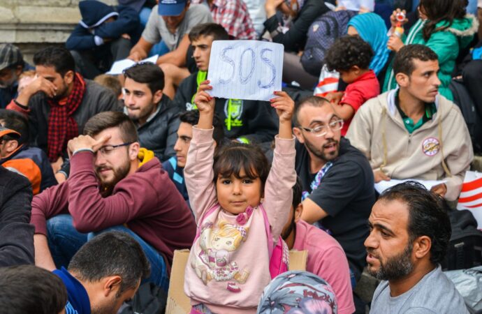 Amnesty International dă vina pe UE pentru abuzurile cu care se confruntă miile de migranţi în Libia