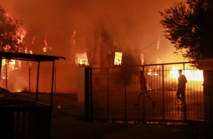 Bosnia: Peste o mie de migranţi au rămas fără adăpost după ce tabăra lor a fost distrusă de un incendiu