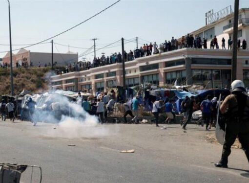 Forţele de ordine au folosit gaze lacrimogene asupra migranţilor din Lesbos care aruncau cu pietre