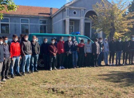 Transportul ilegal de migranţi, o „afacere” în judeţele de frontieră. Doi români, prinşi după ce au înghesuit 25 de turci într-un microbuz
