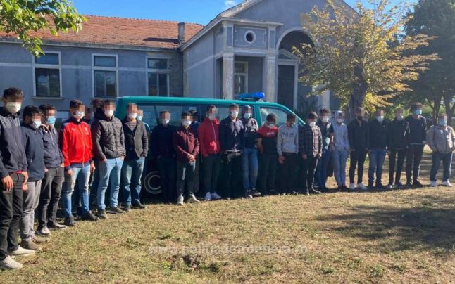 Transportul ilegal de migranţi, o „afacere” în judeţele de frontieră. Doi români, prinşi după ce au înghesuit 25 de turci într-un microbuz