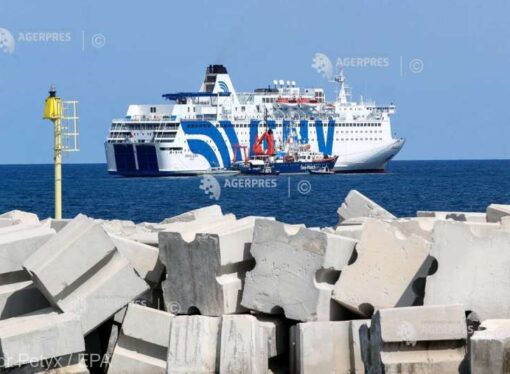 Italia: Peste 350 de migranţi, transferaţi la bordul unei nave pentru carantină