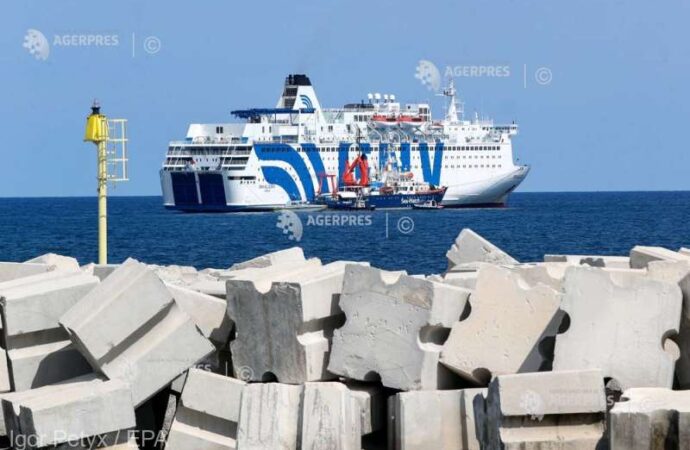 Italia: Peste 350 de migranţi, transferaţi la bordul unei nave pentru carantină