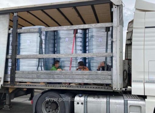 Înghesuiţi printre baloți: 12 migranţi din Afganistan, prinşi în timp ce încercau să fugă prin vama Borş
