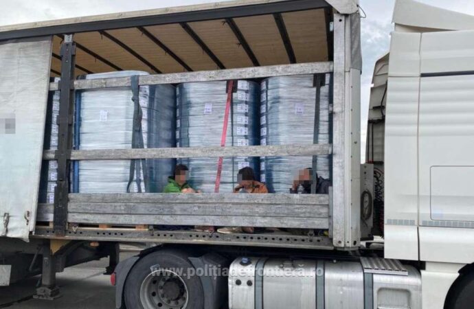 Înghesuiţi printre baloți: 12 migranţi din Afganistan, prinşi în timp ce încercau să fugă prin vama Borş