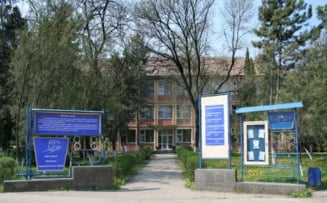 Spatii de carantinare pentru zeci de migranti asiatici la Liceul CFR din Timisoara. Oamenii au intrat in Romania din Serbia