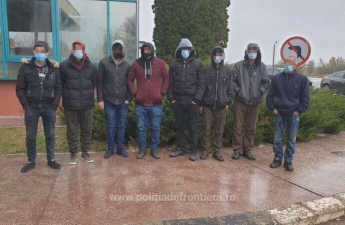 Arad: 11 migranţi din Siria şi Irak, prinşi încercând să treacă graniţa cu documente de identitate bulgăreşti
