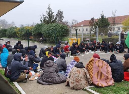 Zeci de migranți au petrecut o noapte în frig, pe străzile Timișoarei, pentru că autoritățile nu s-au înțeles unde să îi cazeze