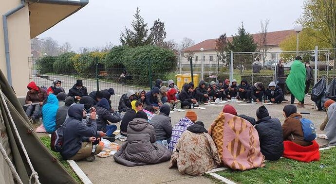 Zeci de migranți au petrecut o noapte în frig, pe străzile Timișoarei, pentru că autoritățile nu s-au înțeles unde să îi cazeze