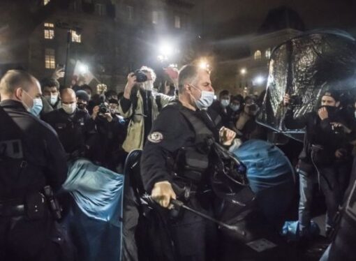 Poliţia franceză a intervenit în forţă pentru a scoate migranţi din sute de corturi instalate în centrul Parisului. Ministrul de Interne a cerut explicaţii