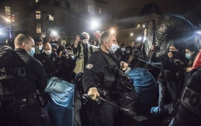 Poliţia franceză a intervenit în forţă pentru a scoate migranţi din sute de corturi instalate în centrul Parisului. Ministrul de Interne a cerut explicaţii