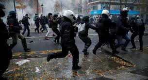 Proteste în Paris după intervenția brutală a poliției în tabăra migranților amplasată în centrul orașului
