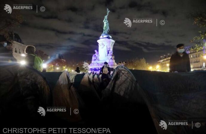 Tabără de migranţi din Paris, evacuată cu tiruri de gaze lacrimogene