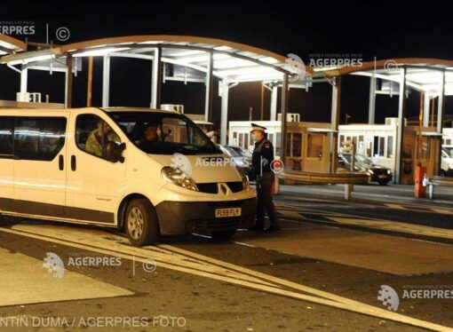 Arad: Migranţi prinşi încercând să treacă graniţa pe lângă coloana de camioane sau în ascunşi într-o remorcă