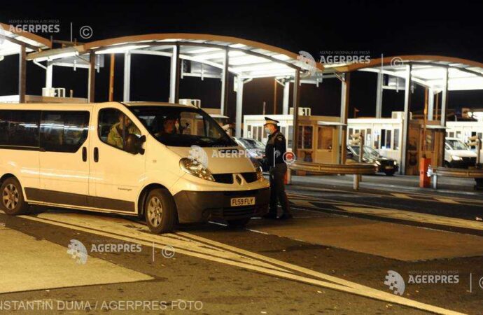 Arad: Migranţi prinşi încercând să treacă graniţa pe lângă coloana de camioane sau în ascunşi într-o remorcă