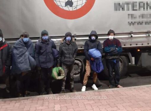 Arad: Nouă afgani şi marocani, prinşi pe câmp sau ascunşi într-un camion la graniţa cu Ungaria