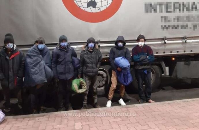 Arad: Nouă afgani şi marocani, prinşi pe câmp sau ascunşi într-un camion la graniţa cu Ungaria