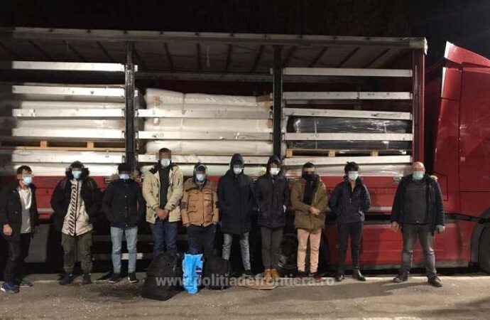 Un turc și un bulgar au încercat să treacă vama cu 13 migranți ascunși în camion