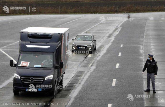 Camion turc cu 68 de migranţi, oprit la graniţa dintre România şi Ungaria