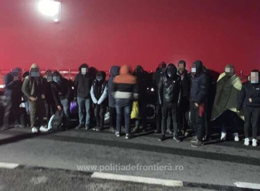 Arad: 20 de migranţi au fost găsiţi într-un TIR sau sub remorcă, la graniţa cu Ungaria