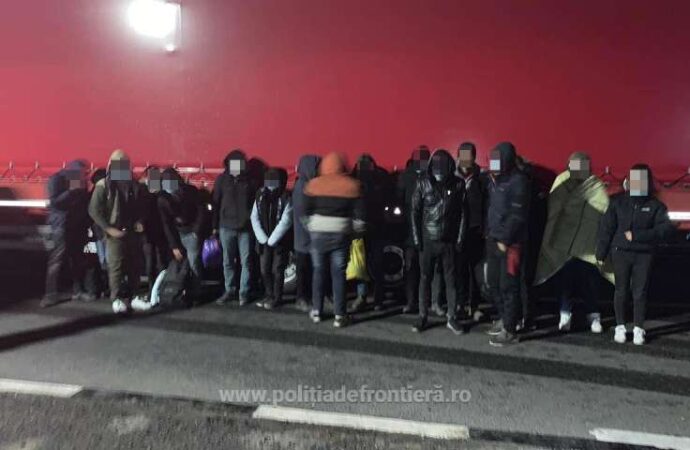 Arad: 20 de migranţi au fost găsiţi într-un TIR sau sub remorcă, la graniţa cu Ungaria