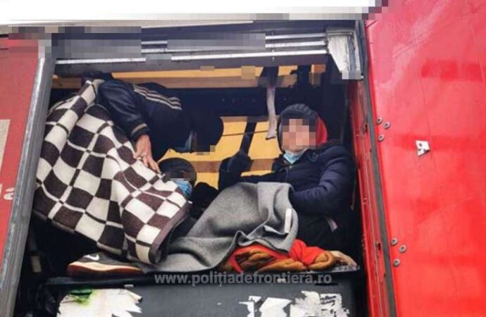 IGPF: 40 cetăţeni străini ascunşi în trei automarfare, depistaţi de poliţiştii de frontieră