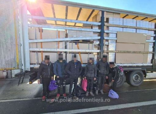 Migranți ascunși în cutii de carton, depistați la vama Nădlac, într-o autoutilitară condusă de un român
