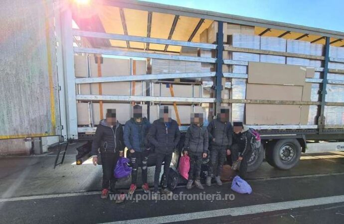 Migranți ascunși în cutii de carton, depistați la vama Nădlac, într-o autoutilitară condusă de un român