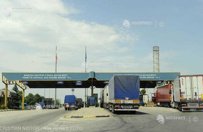 Şapte migranţi ilegali, arestaţi în timp ce încercau să intre în România ascunşi într-un camion