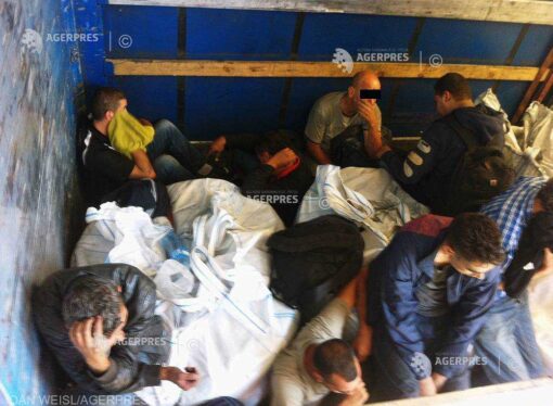 Arad: Peste 40 de migranţi, prinşi când încercau să treacă frontiera pe jos sau ascunşi în camioane