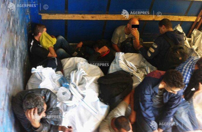 Arad: Peste 40 de migranţi, prinşi când încercau să treacă frontiera pe jos sau ascunşi în camioane