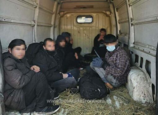 Opt migranți care au trecut ilegal granița, prinși într-un microbuz, în Timiș. Șoferul e cercetat penal