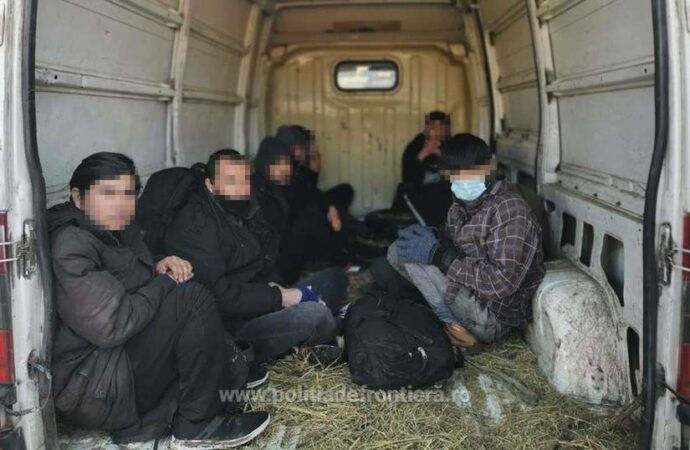 Opt migranți care au trecut ilegal granița, prinși într-un microbuz, în Timiș. Șoferul e cercetat penal