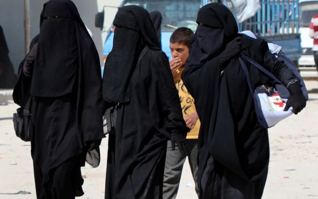 Războiul din Siria. Tabăra de refugiaţi Al-Hol, zguduită de crime în serie: Peste 30 de persoane arestate