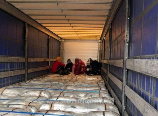 Zeci de migranţi, prinşi ascunşi în camioane pentru a ieşi din ţară, la frontiera Arad