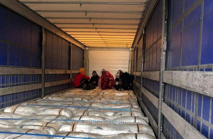 Zeci de migranţi, prinşi ascunşi în camioane pentru a ieşi din ţară, la frontiera Arad