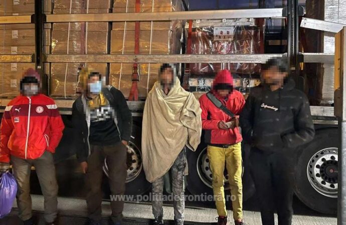 Poliţiştii de frontieră de la Nădlac au oprit 22 de migranţi care încercau să treacă ilegal graniţa