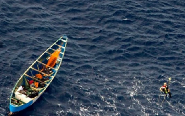 Trei săptămâni în derivă pe ocean, fără apă sau mâncare, 56 de morţi şi un miracol