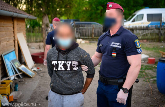 Cinci membri, inclusiv doi români, dintr-o reţea de trafic de migranţi au fost arestaţi de poliţia ungară