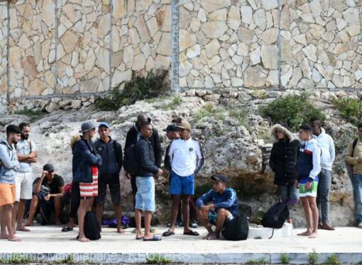 Peste 1000 de migranţi au debarcat pe insula italiană Lampedusa