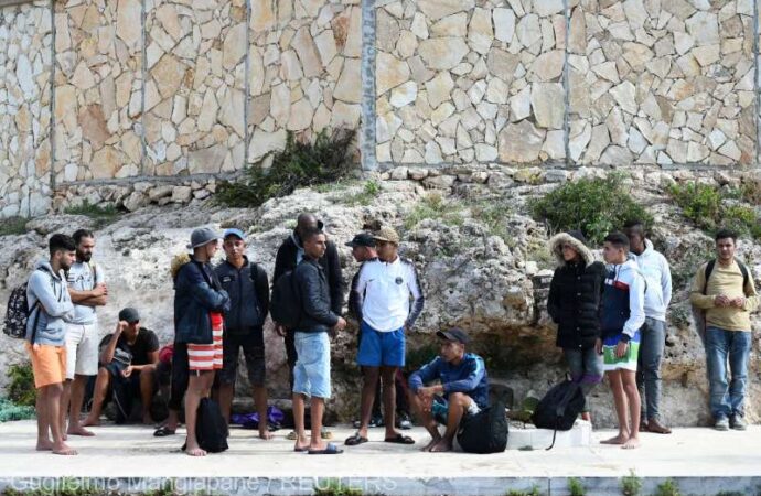 Peste 1000 de migranţi au debarcat pe insula italiană Lampedusa