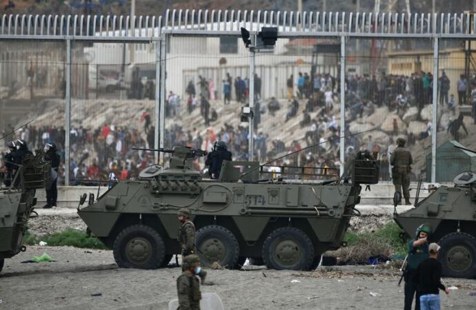 Mii de migranți au forțat granița Spaniei cu Marocul / Madridul a trimis armata la frontieră