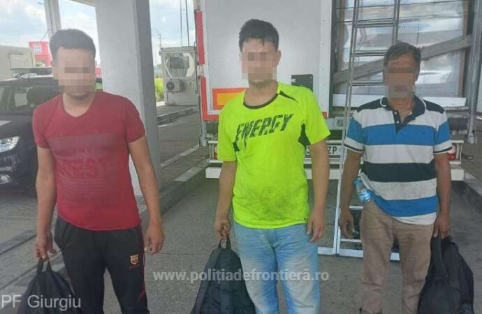 Trei migranţi din Bangladesh au fost depistaţi la PTF Giurgiu într-un autocamion cu parafină din Turcia