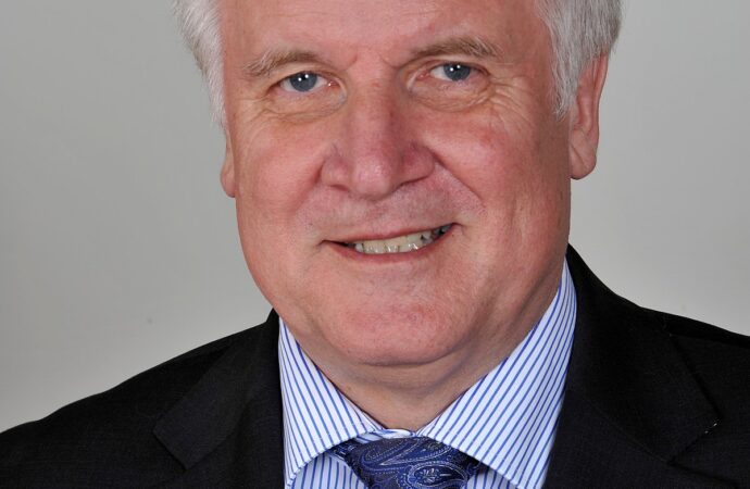 UE: Ministrul german Seehofer respinge ideea cotelor de refugiaţi afgani din cauza riscului de ‘factor de atracţie’