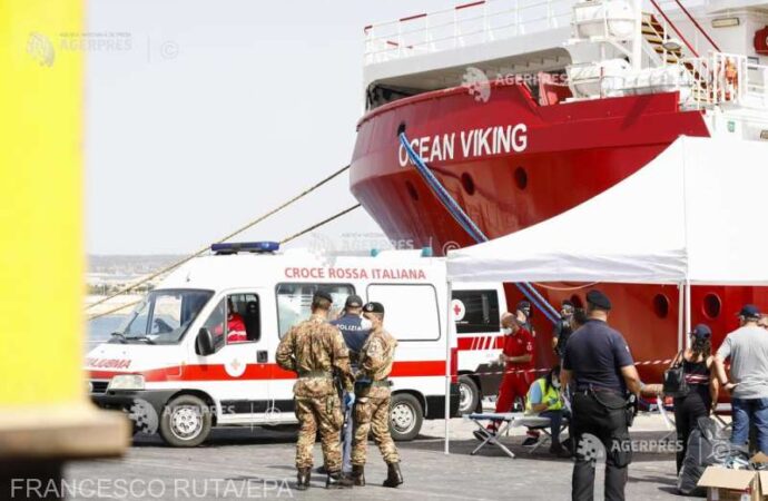 Nava umanitară Ocean Viking a salvat 129 de migranţi în Mediterana în weekend
