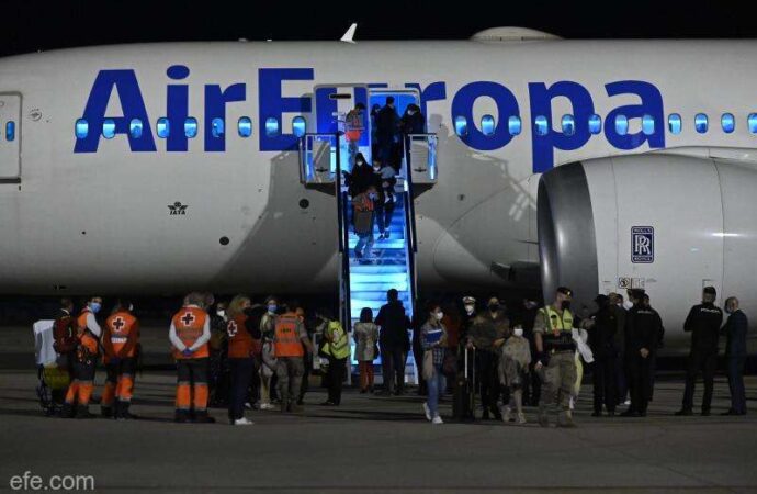 Un avion cu 160 de refugiaţi afgani a aterizat în Spania