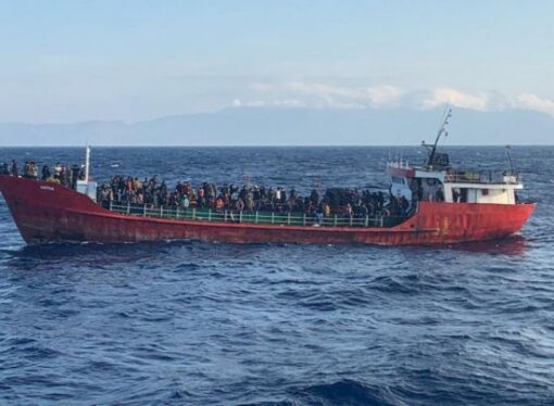 Proces controversat în Grecia. 24 de lucrători umanitari, judecaţi pentru spionaj după ce au salvat refugiaţi: „Acuzaţii motivate politic”