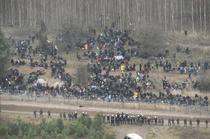 Polonia acuză forţele de securitate din Belarus că îi echipează pe migranţi pentru a lua cu asalt frontiera