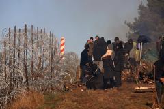 Mii de migranţi la frontiera din Belarus. Un migrant plătește mii de dolari ca să ajungă în UE